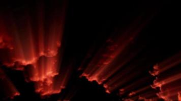 Rayas de luz roja dramáticas a través de las nubes en un espeluznante cielo negro video