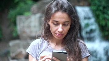 junge Frau mit einem Smartphone video