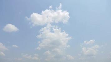 bewegende wolken rond een blauwe hemel video