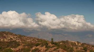 time-lapse wolken dwarrelen over een bergketen