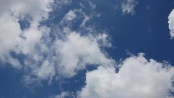 Lapso de tiempo nubes blancas navegan a través de un cielo azul video