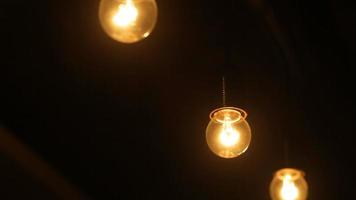 Glühbirnen in einem dunklen Raum video