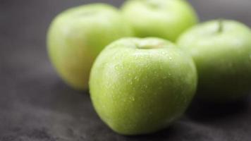 manzanas verdes en una mesa video