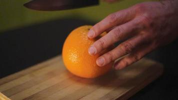 skär en apelsin