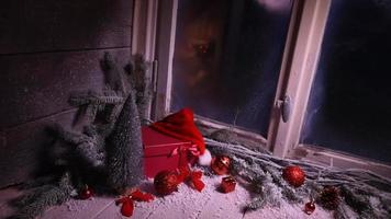 Ventana de invierno con regalos de decoración navideña. video