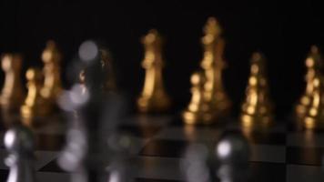 movimiento de piezas de ajedrez sobre la mesa video