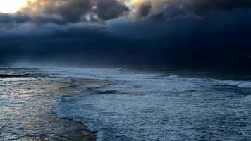 vista de la tormenta que se avecina sobre el océano 4k video