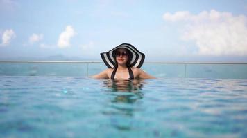junge Frau, die sich in einem Schwimmbad entspannt video