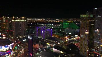 pan of the strip em las vegas à noite 4k video