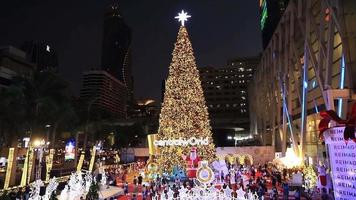 Luces y adornos navideños por la noche, Bangkok, Tailandia video