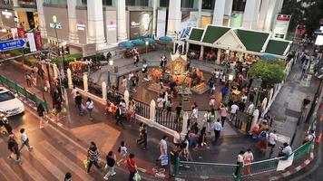 Erawan-helgedomen vid Ratchaprasong-korsningen i Bangkok, Thailand. video