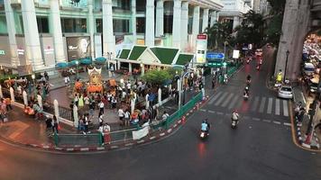 het erawan-heiligdom op ratchaprasong-kruising in bangkok, thailand. video