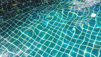 agua azul de la piscina que agita video