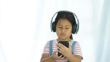 tjej lyssnar på musik