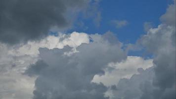 weiße Wolken bewegen sich am Himmel video