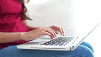 vrouw handen typen op een laptop video