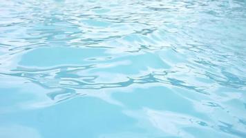 mooi verfrissend blauw zwembadwater video