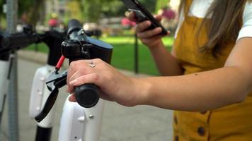 usando scooter eléctrico en la ciudad video