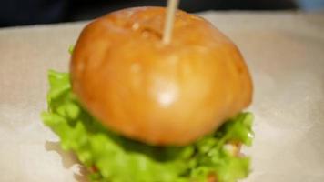 hamburger con insalata video