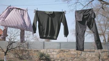 vestiti lavati che ondeggiano al vento video