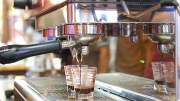 Gros plan de la machine à thé pendant la prise de vue dans un café video