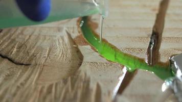 de woodcomer giet epoxyhars op het tafelblad