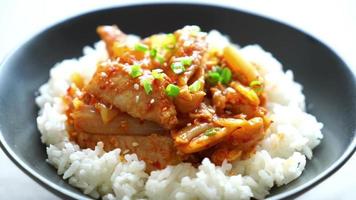 porco frito com kimchi com arroz video