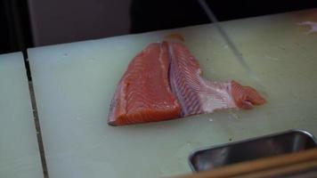 écorcher le filet de saumon cru video