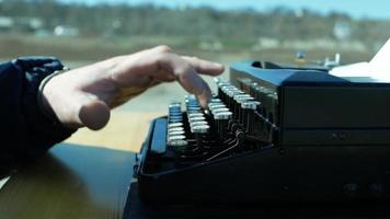 hombre escribiendo en una vieja máquina de escribir video