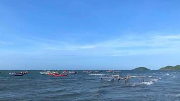 barcos de pesca flotando junto al mar. video