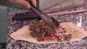 Doner kebab de carne preparándose para la venta video