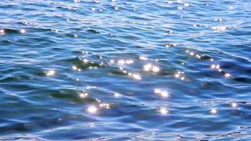 les rayons du soleil scintillent sur l'eau de mer video