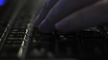 programador usando o teclado de um laptop à noite video