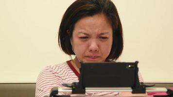 ung kvinna gråter medan man tittar på en mycket rörande film på natten video