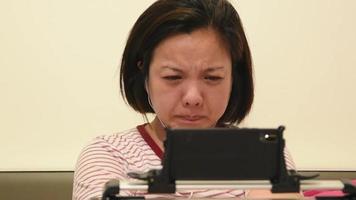 jeune femme pleurer en regardant un film très touchant la nuit video