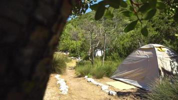tendas montadas entre os arbustos em uma ilha