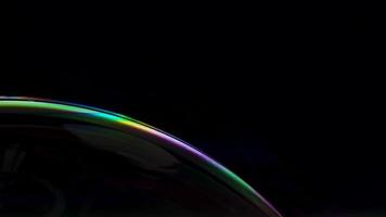 fino arco colorido de bolha de sabão em fundo escuro video