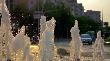 Autos fahren durch Wasserbrunnen 4k stock video