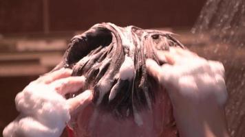 person skrubbande hår 4k video