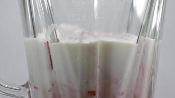 morangos e vista lateral de iogurte