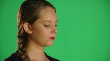 blonde vrouw close-up peinzende blik studio clip video