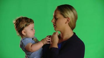 babymeisje speelt met geïrriteerde moeders ketting video