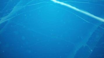 Escena submarina con transparencias y partículas sobre fondo azul 4k video