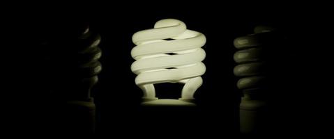 trois ampoules fluorescentes en spirale d'affilée en 4k