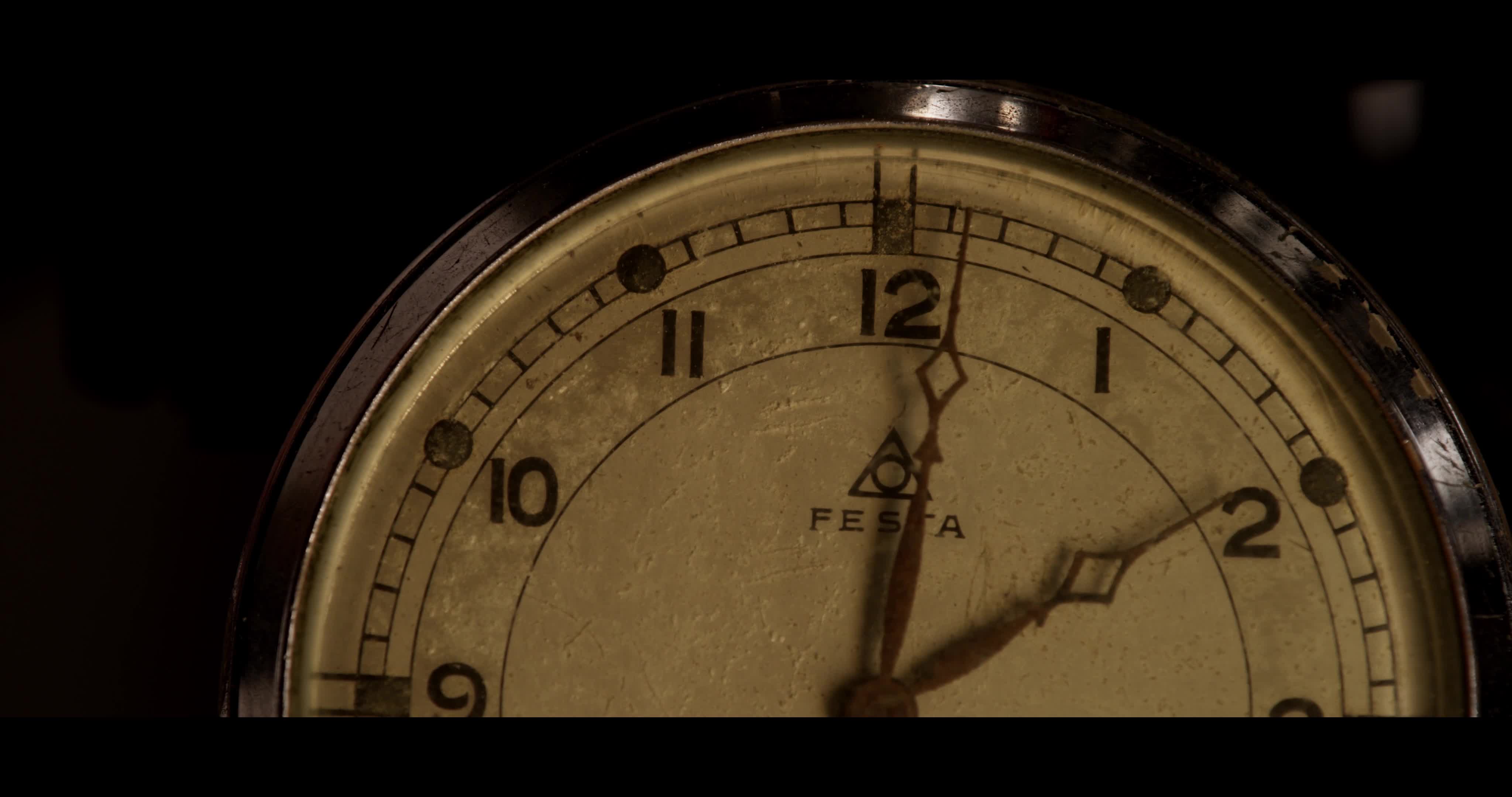 Timelapse of half pocket watch showing the minutes hand moving in a hour from 2 00 to 3 00 in 4K