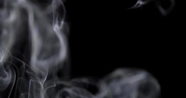fumaça hipnótica flutuando com textura de fumaça borrada no fundo em 4k video
