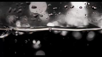 extrem närbild av bubblor som utnyttjar i glasruta och suddiga bubblor i bakgrunden i 4k video