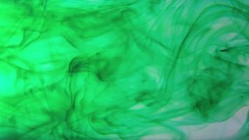 textura de tinta verde movendo-se no recipiente de água