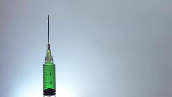 seringa vertical pingando líquido verde