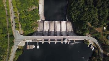 parede da barragem vista de cima em 4k video